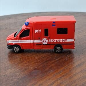 Maisto Adventure Force 1:64 Scale Toy Eastvale‎ Fire & Rescue Ambulance Red